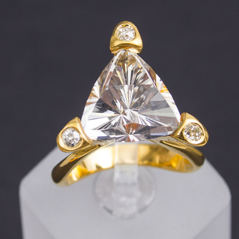 Золотое кольцо с тремя бриллиантами и хрусталем 