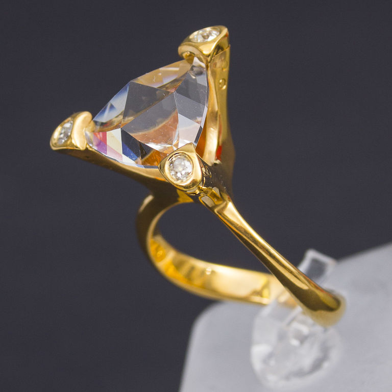 Золотое кольцо с тремя бриллиантами и хрусталем 