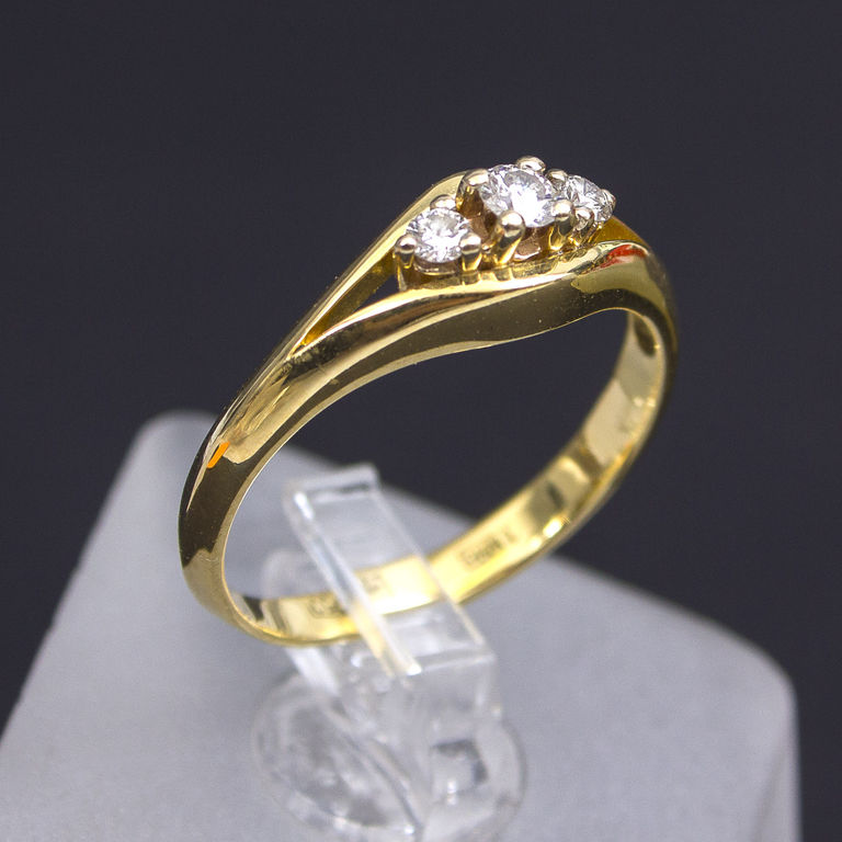 Золотое кольцо с тремя бриллиантами 