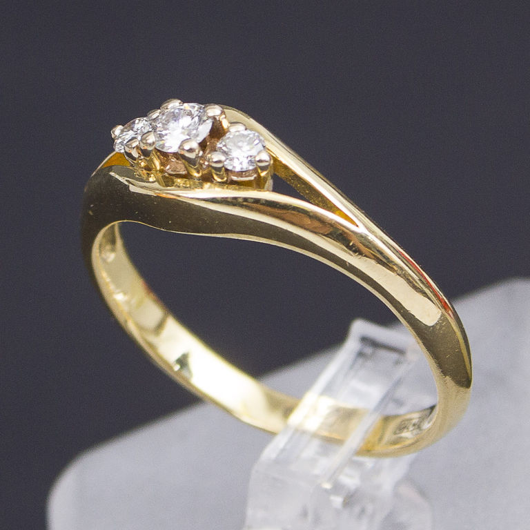 Золотое кольцо с тремя бриллиантами 