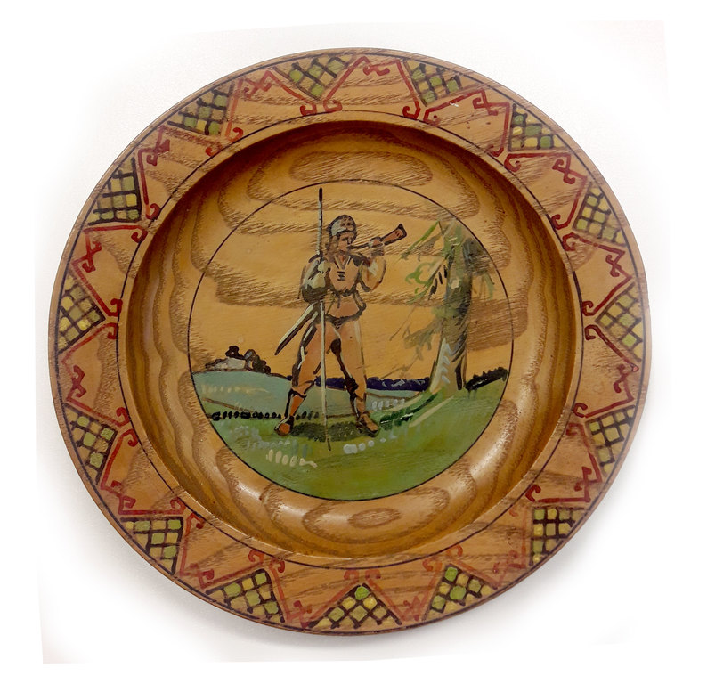 Деревянная тарелка с росписью