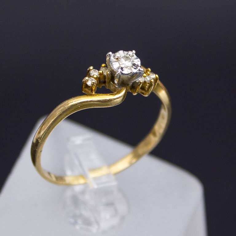 Gold ring with brilliants