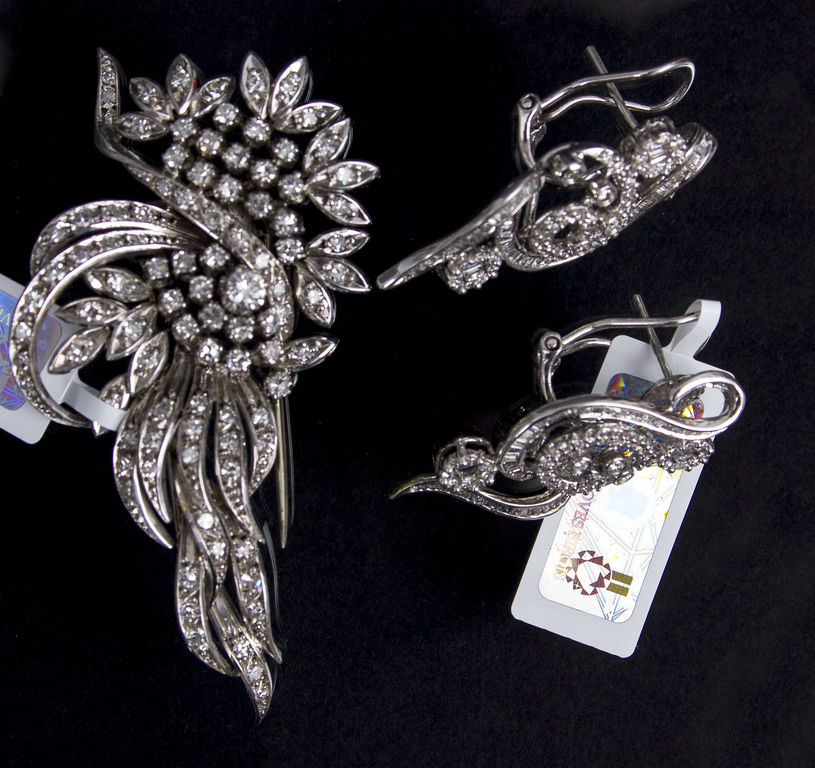 Gold earrings and brooch with brilliants and dimamonds