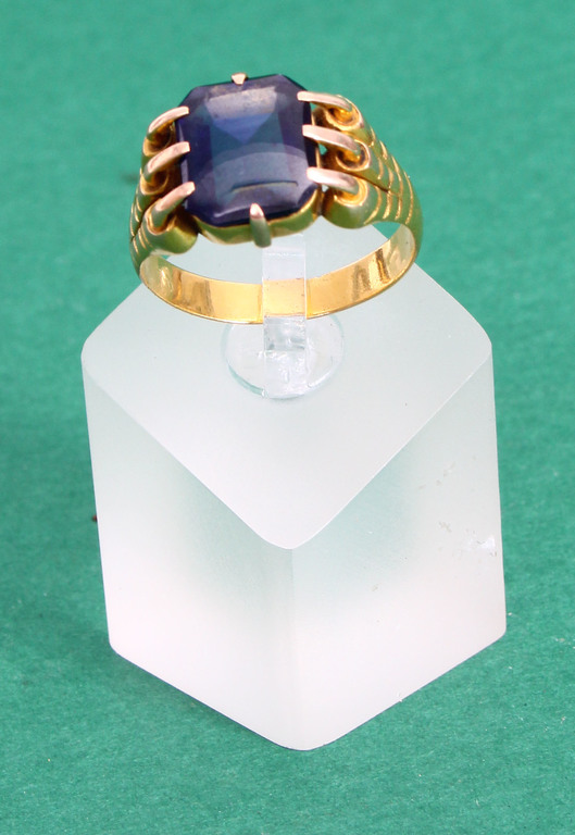 Zelta gredzens ar krāsainu akmeni