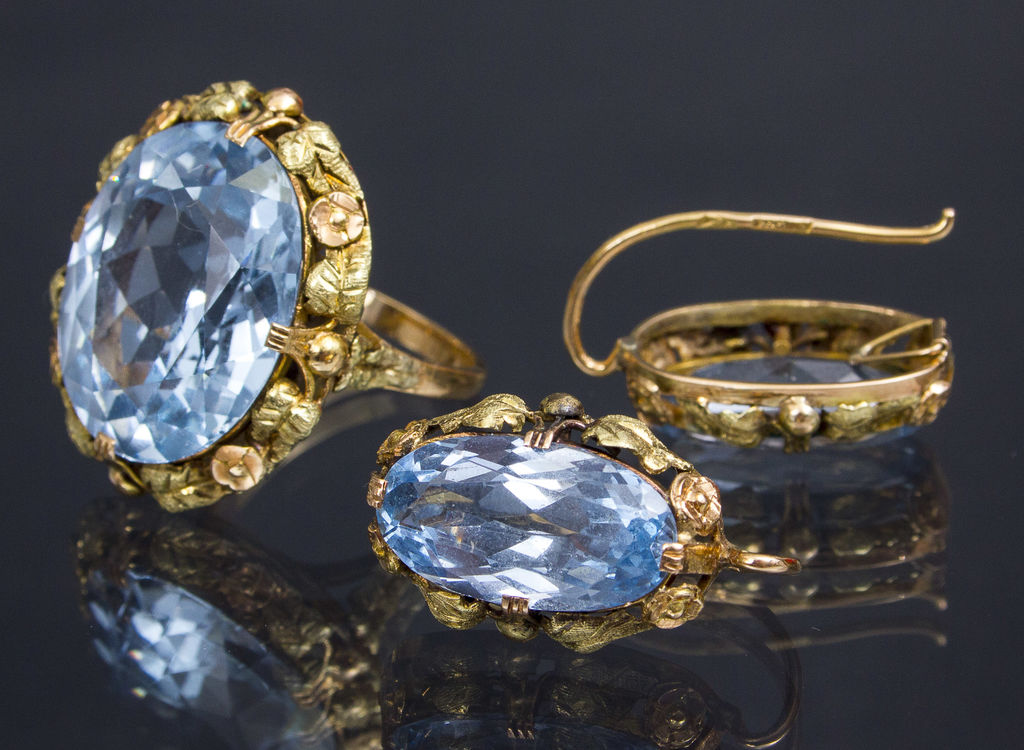 Комплект золота - серьги и кольцо с синтетическим шпинелем