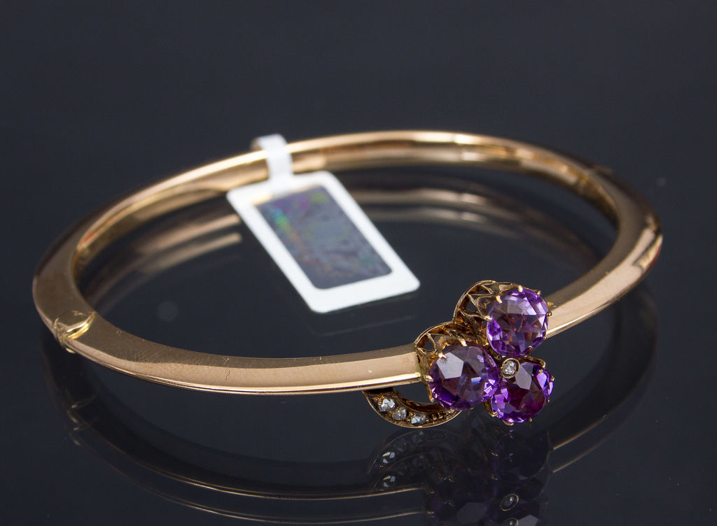 Gold bracelet with amethysts and diamonds
