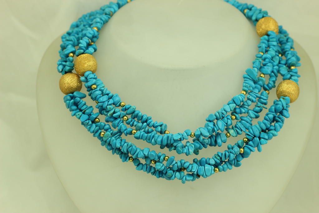 Necklace with colored magnesite