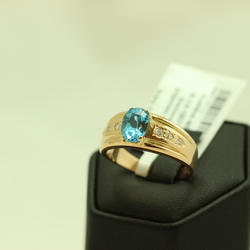 Gold ring with 6 diamonds