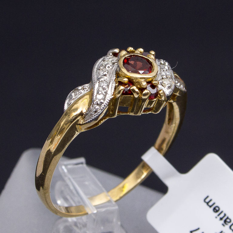 Gold ring with brilliants and garnets
