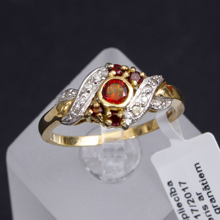 Золотое кольцо с бриллиантами и гранатами