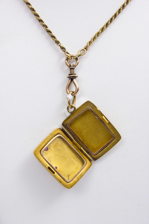 Gold pendant with rubies