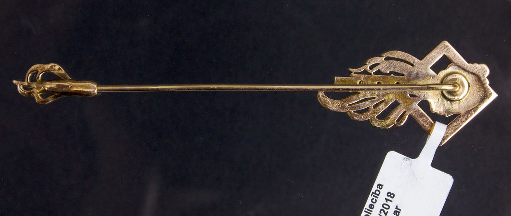 Gold brooch with brilliants