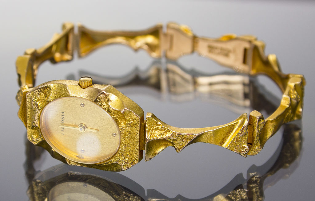 Women's gold wristwatch 