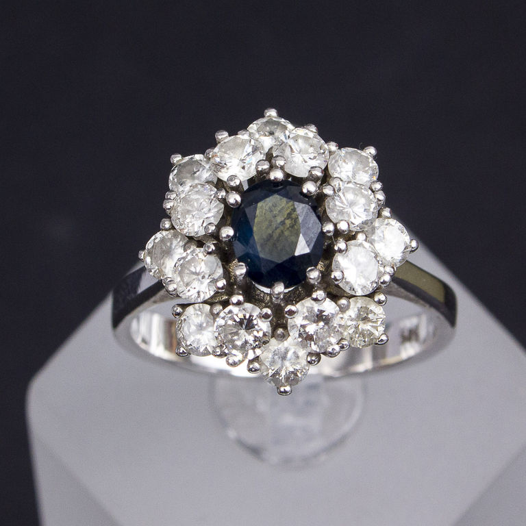 Gold ring with brilliants and sapphires