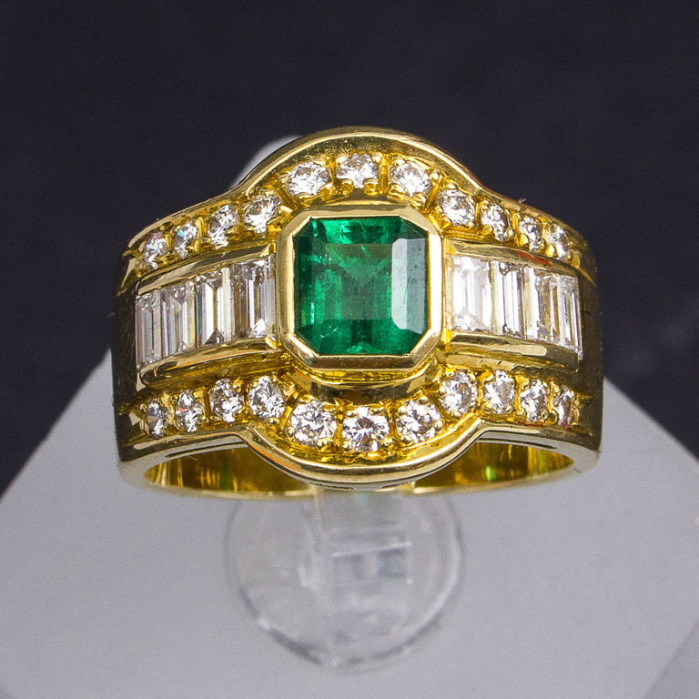 Zelta gredzens ar briljantiem un smaragdu