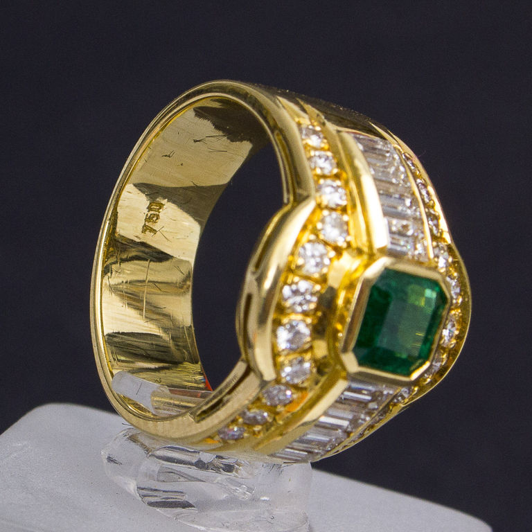 Gold ring with brilliants and emerald 