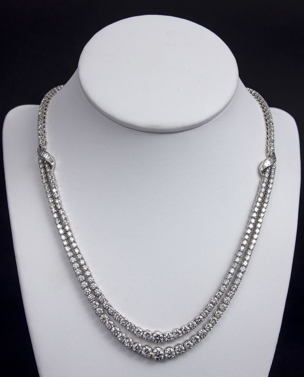White gold necklace with 232 diamonds