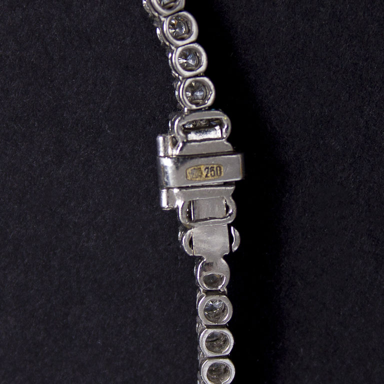 White gold necklace with 232 diamonds