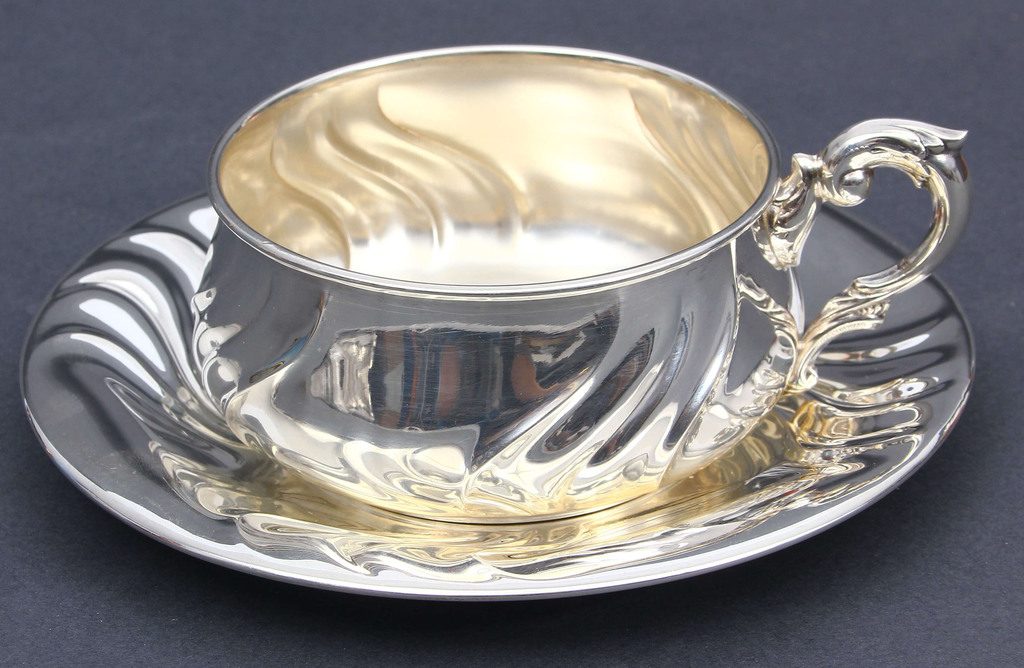Серебряная чашка с блюдцем