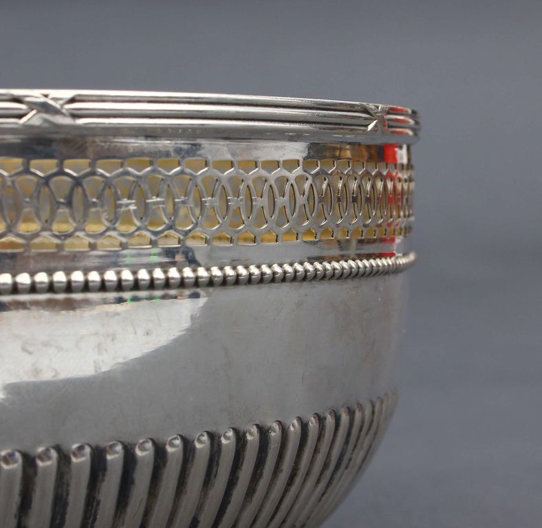 Серебряная миска для сладостей в стиле модерн
