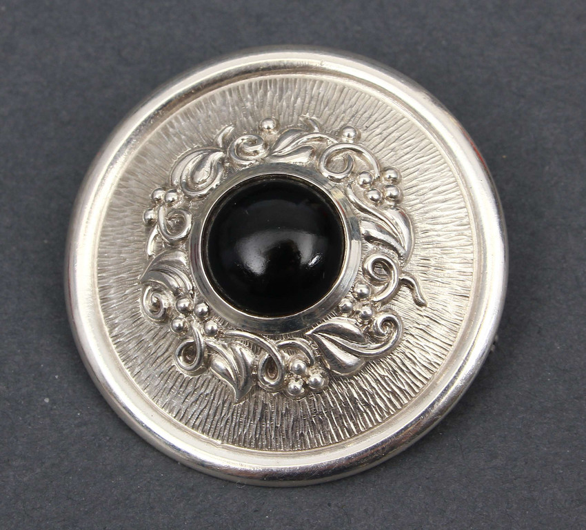 Art Nouveau silver brooch with agate
