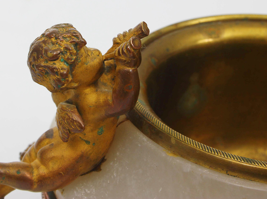Guilded bronze utensil with malahite