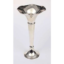 Серебряная ваза в стиле модерн