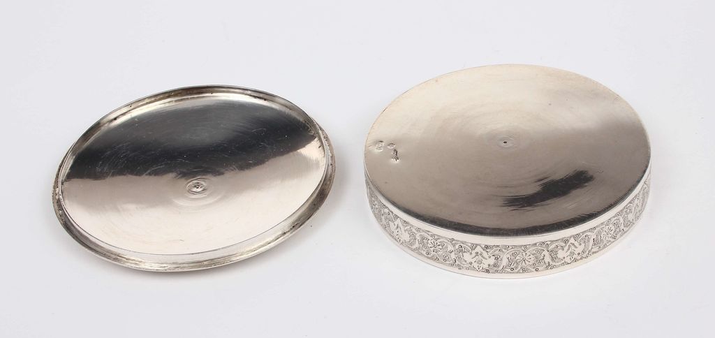 Серебряная миска с крышкой 