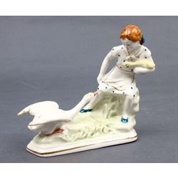 Porcelāna figūra „Meitene ar zosi”