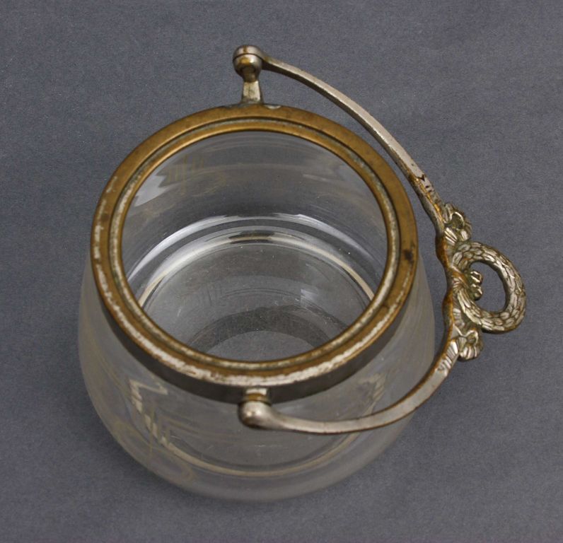 Stikla trauciņš ar metāla apdari