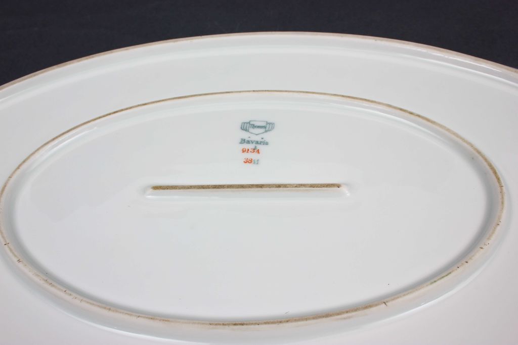 Porcelāna trauku komplekts - 2 cepeša šķīvji, 1 uzkodu trauks