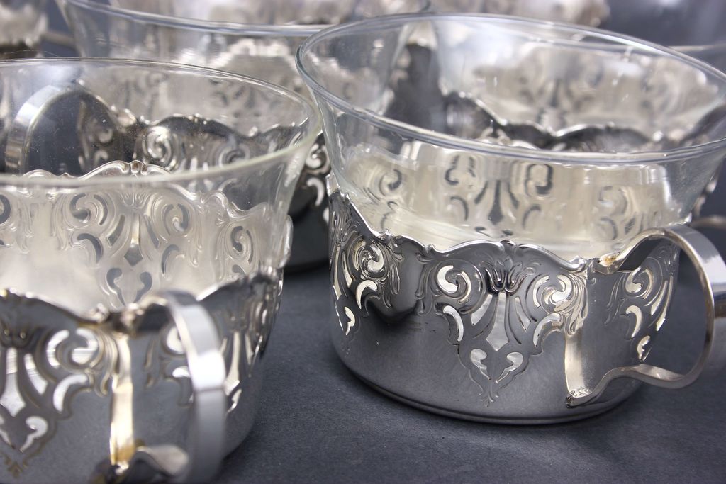 Держатели для стаканов из серебра (8 шт.) Держатели для стаканов из серебра (8 шт.) и 7 стаканах