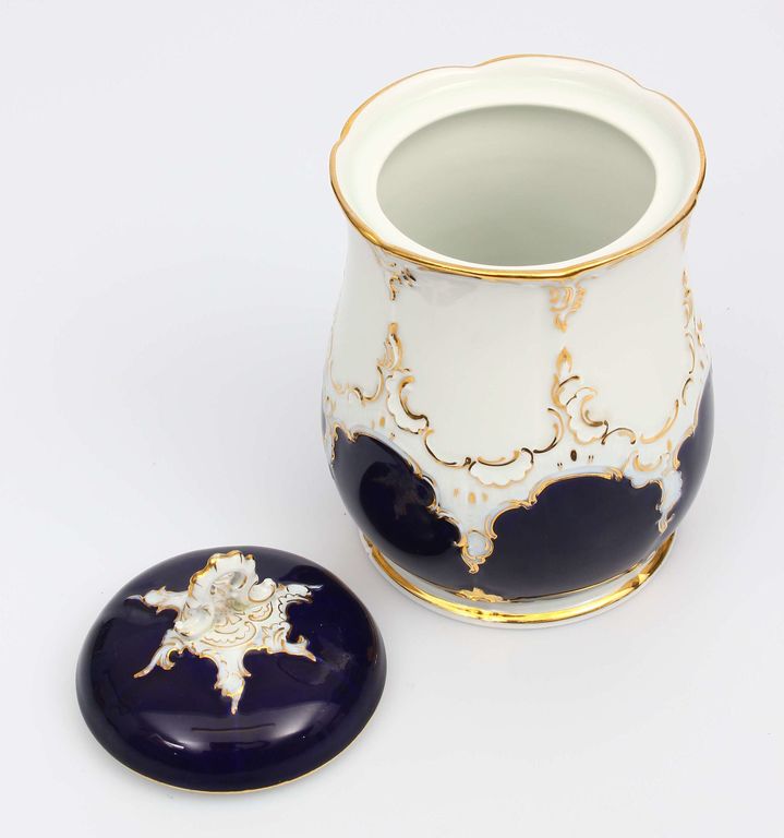 Porcelain untensil with a lid