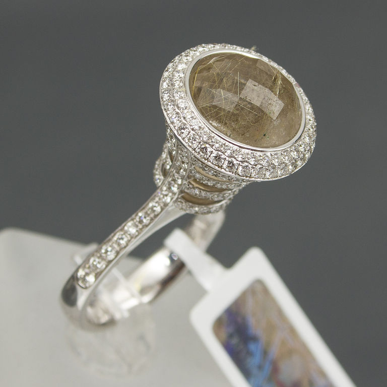 Золотое кольцо с 176 бриллиантами и кварц ящиком