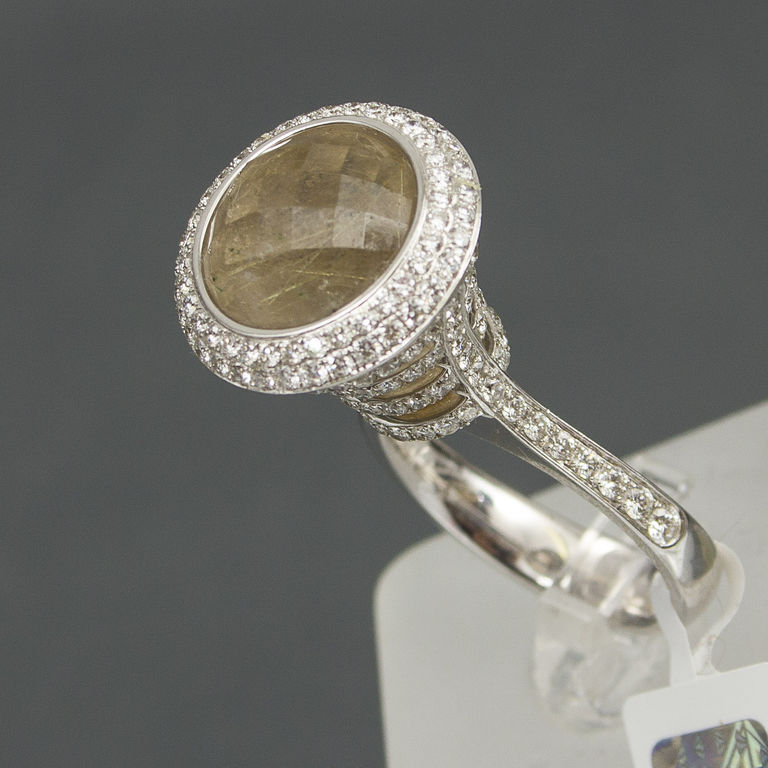 Gold ring with 176 brilliants and quartz in box