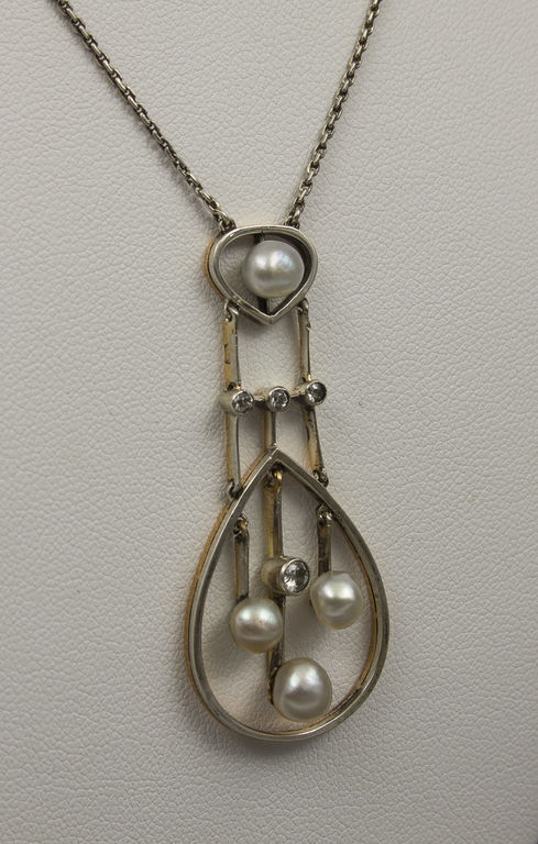 Gold necklace with pearls and diamonds