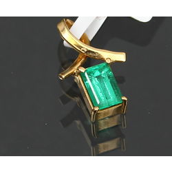 Gold pendant with emerald