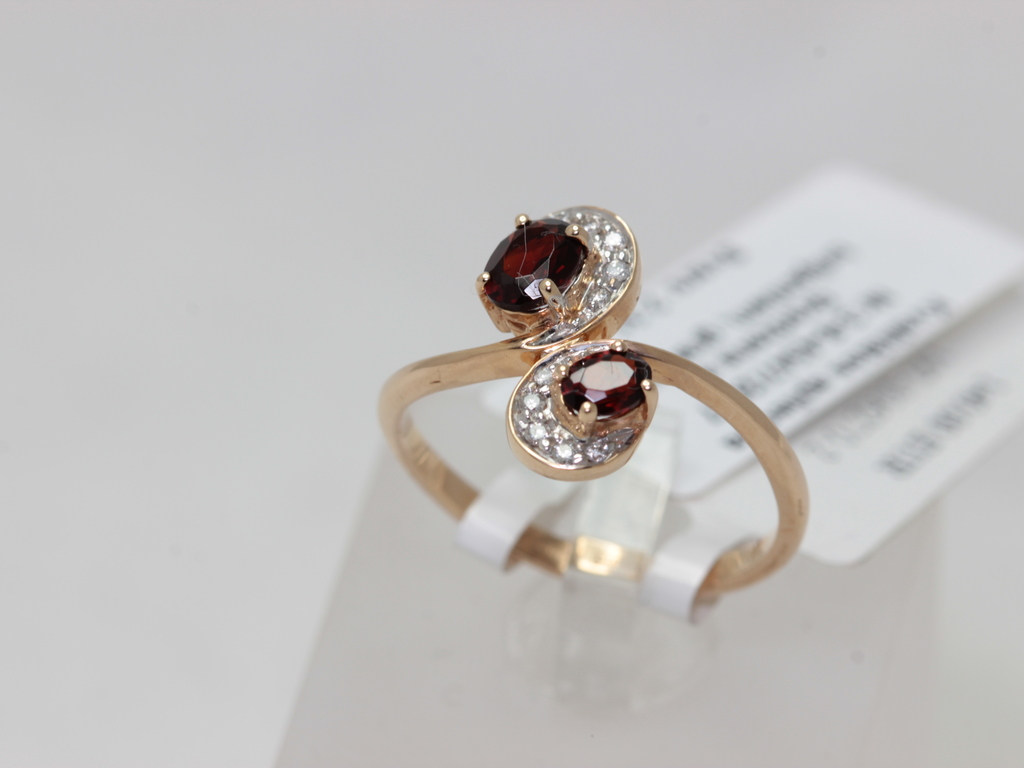 Gold ring with 11 diamonds and 2 garnets
