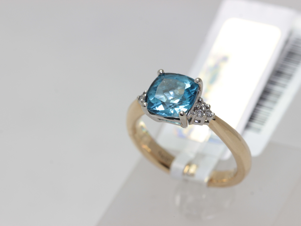 Gold ring with 5 diamonds and topaz