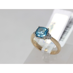Gold ring with 5 diamonds and topaz