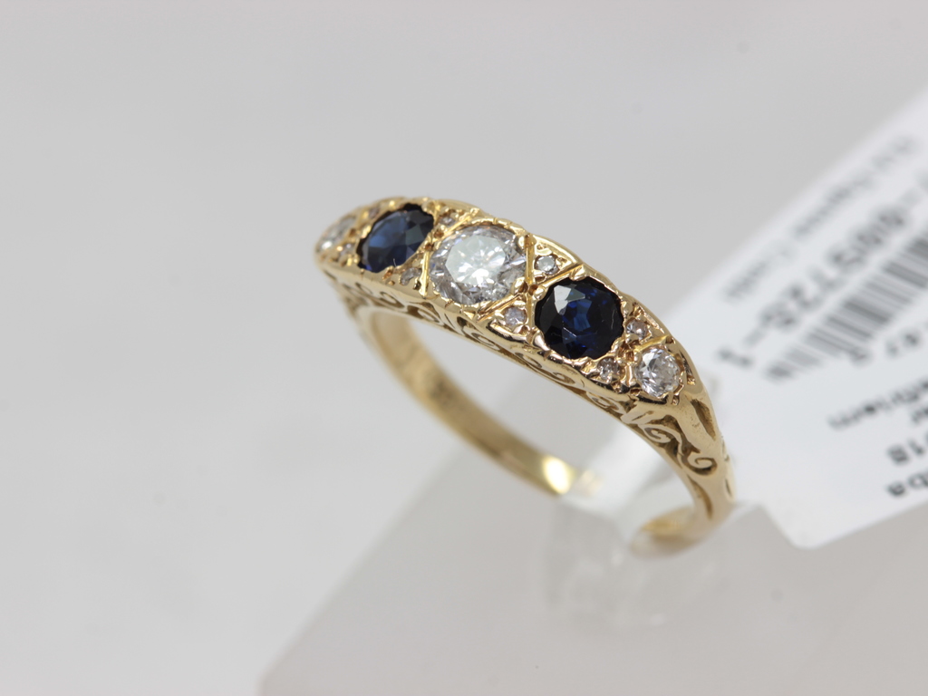Gold ring with diamonds and 2 sapphires
