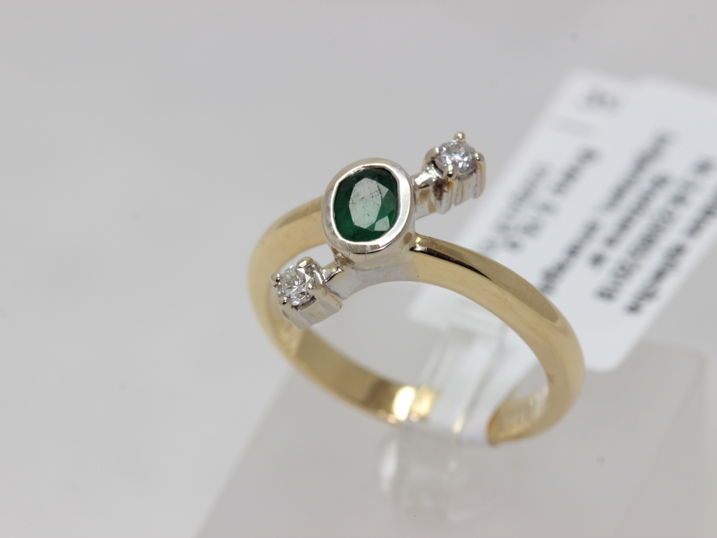 Gold ring with 2 diamonds and emerald