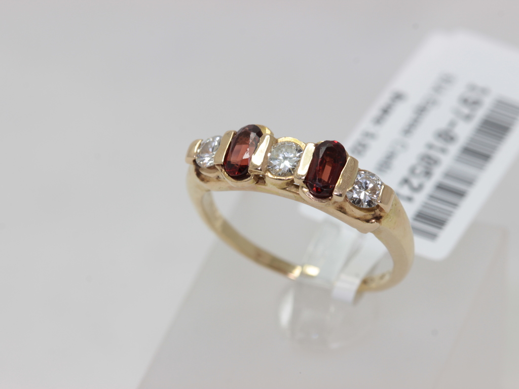 Gold ring with 3 diamonds and 2 garnets