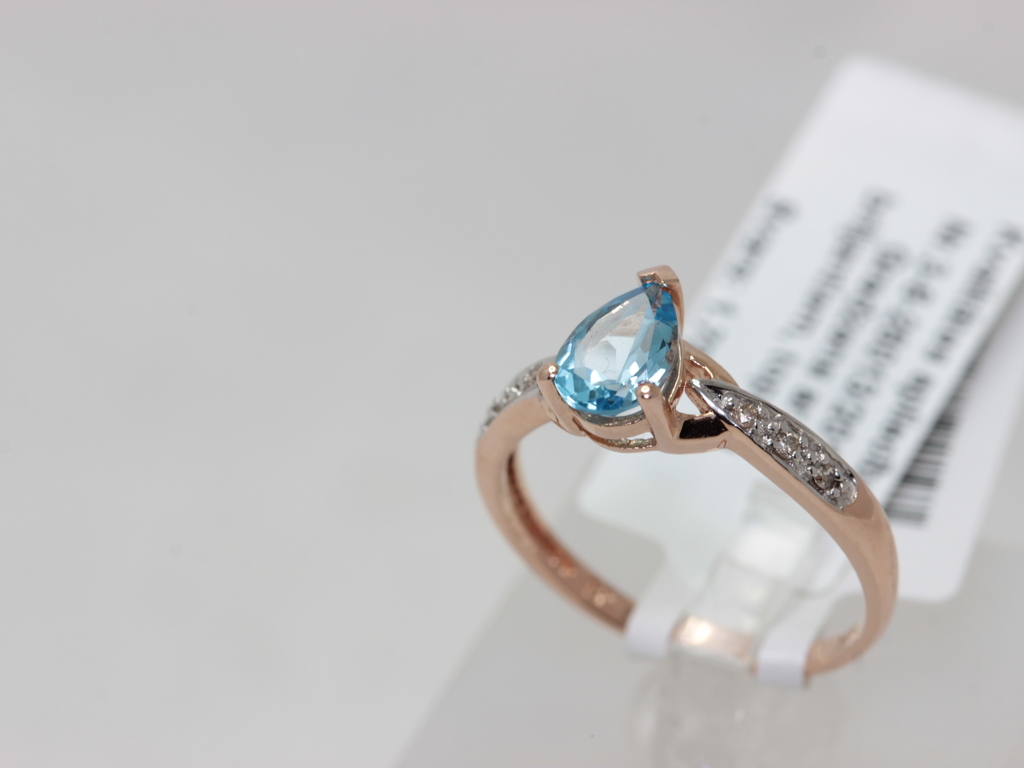 Gold ring with 6 diamonds and topaz