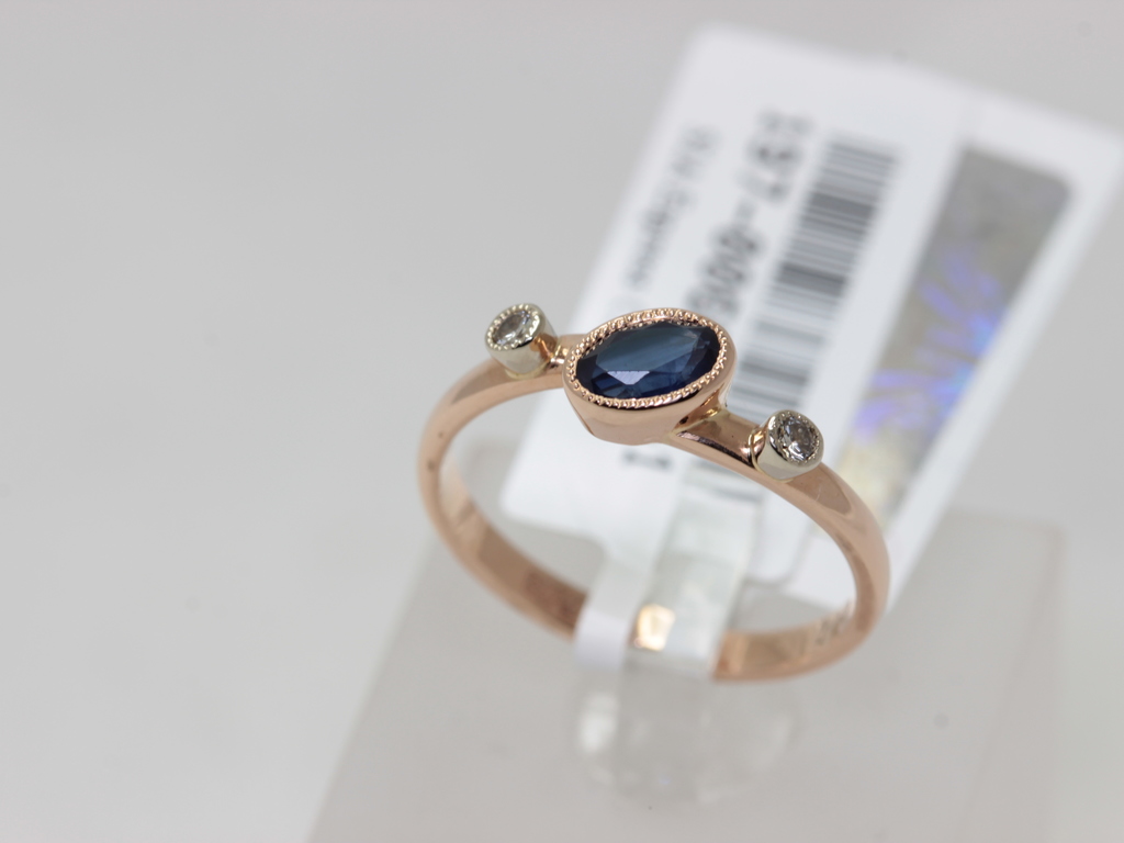 Gold ring with 2 diamonds, sapphire