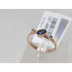 Gold ring with 2 diamonds, sapphire
