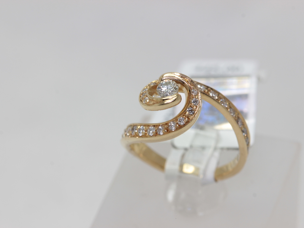 Gold ring with 35 diamonds