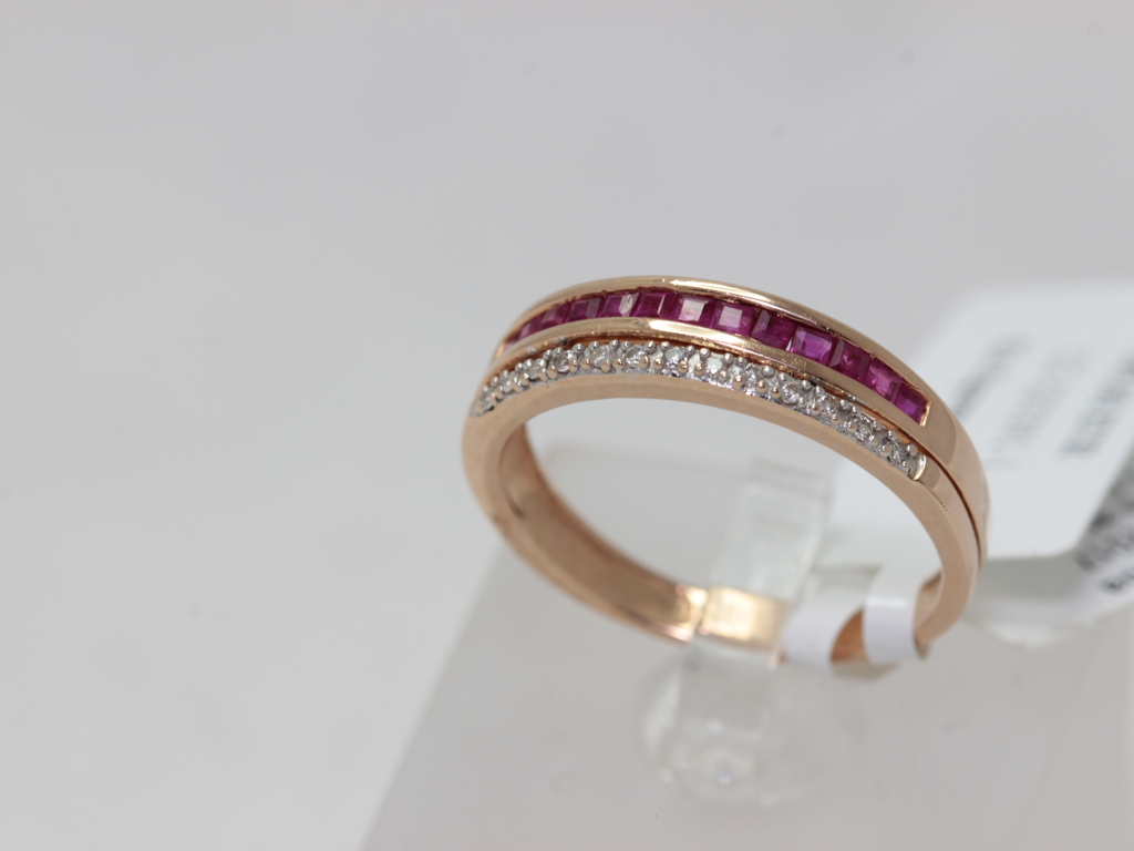Золотое кольцо с бриллиантами и рубинами