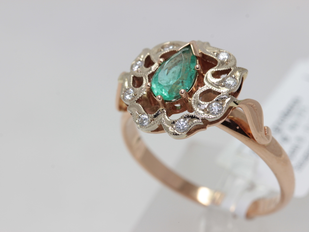 Gold ring with 8 diamonds and emeralds