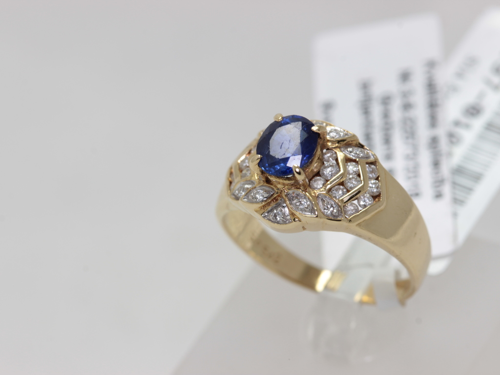 Gold ring with 30 diamonds and sapphire